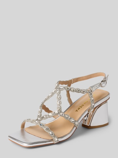Produktfoto, Sandalette mit Ziersteinbesatz und Blockabsatz von ALMA EN PENA in Metallic-Silber, glänzende Riemen, eckige Form, Absatz 8 cm.