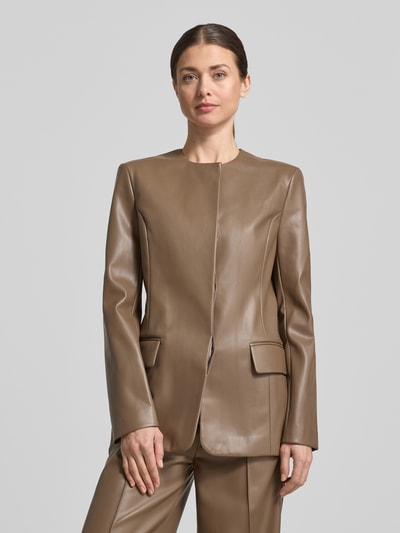 Kobiece model prezentuje Slim Fit Jacke in Leder-Optik Modell 'Doma' von STAND STUDIO, krój slim fit, okrągły dekolt, kieszenie z patką, kolor brązowy, materiał skóropodobny, gładka faktura, długość tyłu w rozmiarze 36: 70 cm, szerokość ramion w rozmiarze 36: 40 cm, szerokość w rozmiarze 36: 46 cm, długość rękawów w rozmiarze 36: 64 cm, widok przód, ujęcie górnej części ciała.
