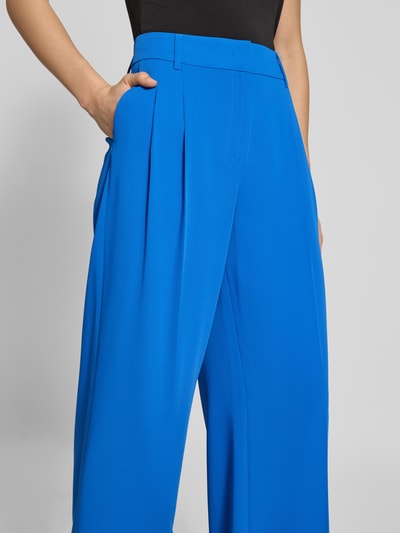 Frauenmodel trägt Straight Fit Stoffhose mit Bügelfalten von Christian Berg Woman Selection in leuchtendem Blau mit Gesäßtaschen, Haken- und Reißverschluss, Detailaufnahme Oberkörper. Bundweite bei Größe 36: 39 cm, Innenbeinlänge bei Größe 36: 81 cm.