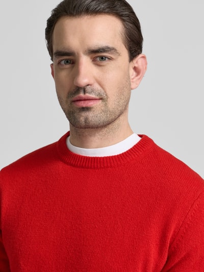 Männermodel trägt Oversized Strickpullover mit gerippten Abschlüssen von Casual Friday, lanawoll-mix, rundhalsausschnitt, Nahaufnahme Oberkörper