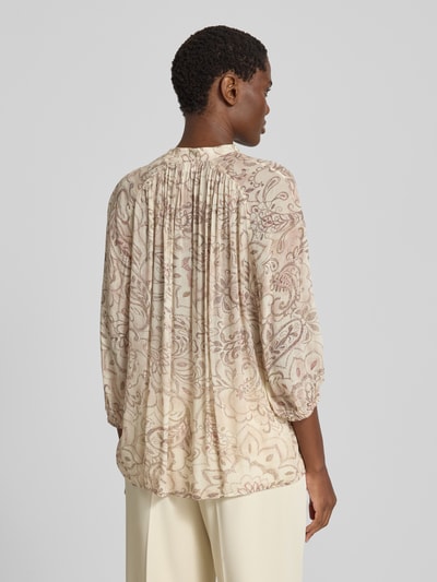Frauenmodel trägt Regular Fit Bluse aus Viskose mit Schnürung und 3/4-Arm von Jake*s Collection, beige gemustert, Rückenansicht Ganzkörperansicht.