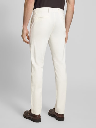 Mannenmodel draagt Slim Fit Chino uit katoenmix model 'Chino Slim' van BOSS Orange, effen look, twill, achterzakken, riemlussen, knoop- en ritssluiting, katoenmix, ganzekijk van achteren.