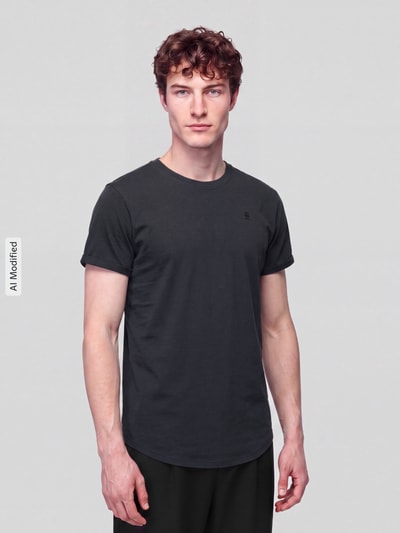 Männermodel trägt schwarzes Relaxed Fit T-Shirt aus reiner Baumwolle Modell 'Lash washed' von G-Star RAW, Ganzkörperansicht von vorne, KI-modifiziertes Bild.