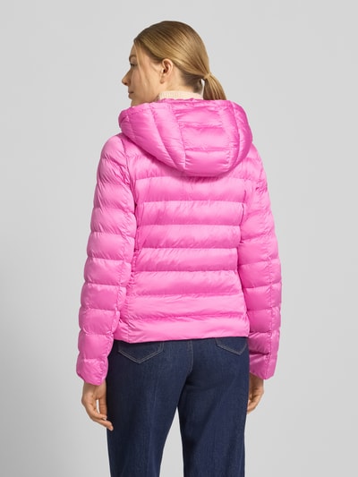 Männermodel trägt kurtka pikowana Taillierte Steppjacke mit Zweiwege-Reißverschluss Modell 'ANYA' von Beaumont Amsterdam, taliowany krój, kaptur z tunelem, różowy kolor, gładka tekstura, długość tyłu w rozmiarze 36: 55 cm, szerokość ramion w rozmiarze 36: 38 cm, szerokość klatki piersiowej w rozmiarze 36: 48 cm, długość rękawów w rozmiarze 36: 61 cm, Ganzkörperansicht Rückansicht.