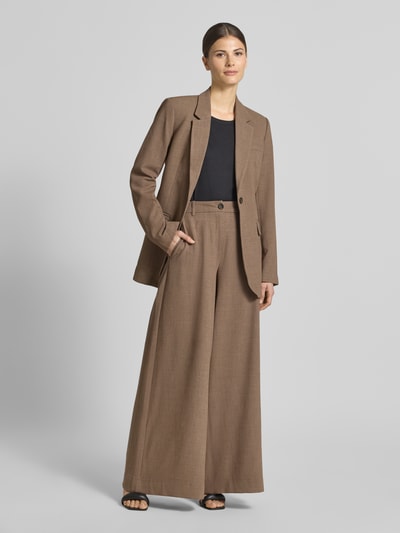 Vrouwenmodel draagt blazer met viscose, materiaalmix, getailleerde pasvorm, reverskraag, knoopsluiting, tailleband, klepzakken, model 'Darina' van MSCH Copenhagen, kleur bruin, dames blazer, ganzebodyvooraanzicht.