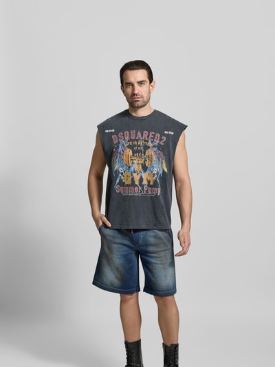 Männermodel trägt Top aus reiner Baumwolle von Dsquared2 mit Label-Print, Regular-Fit, Rundhalsausschnitt, ärmelloses Design, Ganzkörperansicht von vorne.