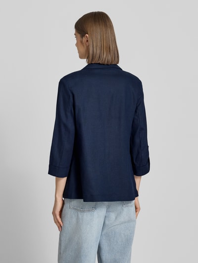 Frauenmodel trägt Relaxed Fit Blazer aus Viskose-Leinen-Mix Modell 'GOA' von Only in Dunkelblau, unifarben, 3/4-Arm, Ganzkörperansicht Rückansicht.