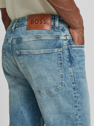 Männermodel trägt Slim Fit Jeans aus Baumwoll-Mix Modell 'ONYX-2- BO' von BOSS Orange, hellblaue Waschung, Detailaufnahme Rückansicht. Herren Slim Fit Jeans von BOSS Orange