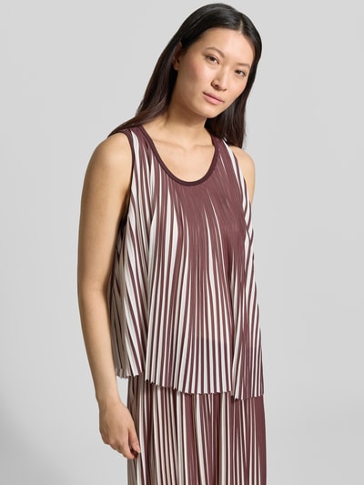 Frauenmodel trägt A-Linien Kleid mit Allover-Muster Modell 'ETARBI' von BOSS, Optik:Allover-Muster, A-Linie, Midi-Länge, Rundhals-Ausschnitt, breite Träger, asymmetrischer Saum, gerade Farbverlauf in Braun und Weiß, Ganzkörperansicht von vorne.