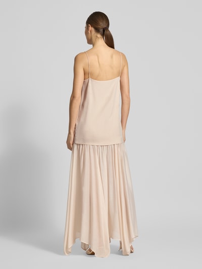 Frauenmodel trägt Zweiteiliges Trägerkleid in Maxilänge - curated by Vicky Heiler von SIC in Beige, semitransparent, Falten-Optik, Ganzkörperansicht Rückansicht.