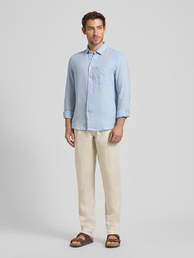 Männermodel trägt Tapered Leinenhose mit Gürtelschlaufen Modell 'OSBY JOGGER' von Marc O’Polo in Beige, unifarben, reine Leinen, Ganzkörperansicht von vorne.
