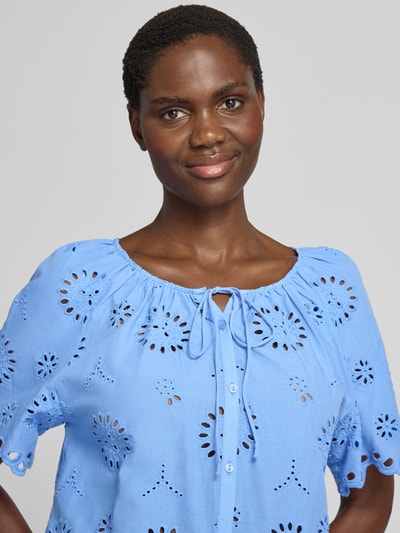 Frauenmodel trägt Regular Fit Bluse mit Lochstickerei Modell 'BROTES' von MANGO aus reiner Baumwolle, Nahaufnahme Oberkörper.
