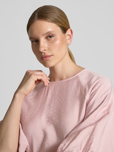 Frauenmodel trägt Regular Fit Bluse aus Viskose-Mix mit 3/4-Arm von Christian Berg Woman, zartrosa Farbe, leichte Struktur, Nahaufnahme Oberkörper.
