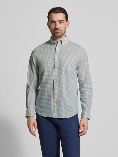 Männermodel trägt Regular Fit Freizeithemd aus Leinen-Baumwoll-Mix von Gant, Allover-Look, Button-Down-Kragen, Ganzkörperansicht von vorne. Rückenlänge 76 cm, Schulterbreite 47 cm, Ärmellänge 64 cm.