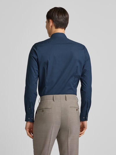 Männermodel trägt Body Fit Business-Hemd mit Knopfleiste von OLYMP Level Five, Baumwoll-Elasthan-Mix, Kentkragen, Ganzkörperansicht Rückansicht.