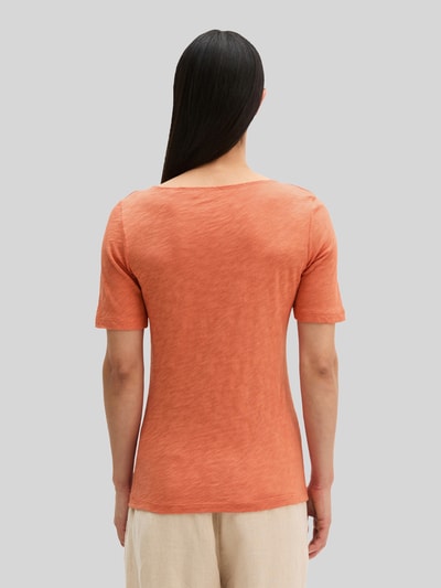 Frauenmodel trägt Regular Fit T-Shirt aus reiner Baumwolle von Marc O'Polo, Optik: Unifarben, U-Boot-Ausschnitt, Kurzarm, Ganzkörperansicht Rückansicht.