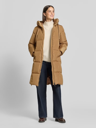 Frauenmodel trägt Regular Fit Mantel in Stepp-Optik Modell 'Nova' von MOS MOSH in Braun mit Kapuze, Zweiwege-Reißverschluss und Eingrifftaschen, mittlere Länge, Ganzkörperansicht von vorne. Rückenlänge 102 cm, Schulterbreite 42 cm, Brustweite 46 cm, Ärmellänge 64 cm.