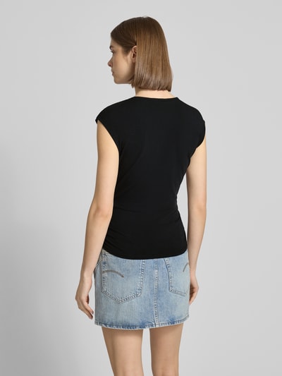 Frauenmodel trägt Slim Fit T-Shirt aus Baumwoll-Mix Modell 'MIRA' von Only, Optik: Unifarben, Raffung, Rundhals, Kurzarm, Jersey, Ganzkörperansicht Rückansicht.