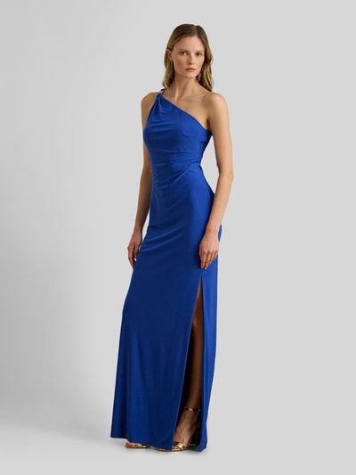 Frauenmodel trägt Abendkleid mit Ziersteinbesatz Modell 'BELINA' von Lauren Ralph Lauren in Blau, figurbetont, One-Shoulder, Ganzkörperansicht von vorne. Material-Mix mit Stretch-Anteil, Maxikleid, glatte Textur.