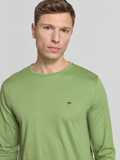 Männermodel trägt Longsleeve mit Rundhalsausschnitt und Logo von Fynch-Hatton, Reine Baumwolle, Regular-Fit, Unifarbenes-Design, Nahaufnahme Oberkörper.