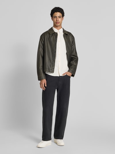 Männermodel trägt Regular Fit Freizeithemd mit Button-Down-Kragen von REVIEW aus Reine Baumwolle mit Label-Stitching, Ganzkörperansicht von vorne.