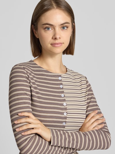 Kobiece model prezentuje kardigan rozpinany z mieszanki materiałów z dodatkiem streczu, taliowany krój, okrągły dekolt, listwa guzikowa, długość tyłu w rozmiarze S: 50 cm, Model 'PECAN' od DAISY STREET, widok na górną część ciała z przodu