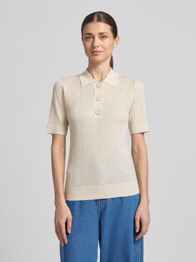 Frauenmodel trägt Strickshirt mit Polokragen und Knopfleiste von Liu Jo White, Viskose-Mix, Slim Fit, Halbarm, Ganzkörperansicht von vorne.