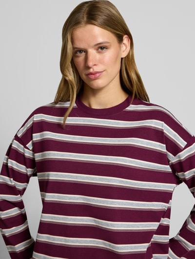 Vrouwenmodel draagt Relaxed Fit Sweatshirt uit katoenmix model 'Ember' van NOISY MAY®, gestreept, ronde hals, lange mouwen, detailopname bovenlichaam.