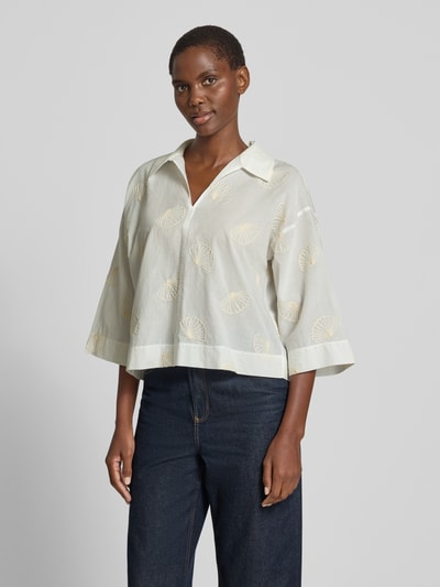Vrouwenmodel draagt Boxy Fit Bluse met Stitchings Modell 'Famoni' van OPUS, katoenmix, overhemdkraag, V-hals, licht van kleur met gele details, vooraanzicht van het hele lichaam.