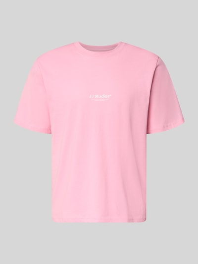 Produktfoto, różowe T-Shirt mit Logo und Rundhalsausschnitt von Jack & Jones, czysta bawełna organiczna, krój regular fit, długość pleców w rozmiarze M: 68 cm