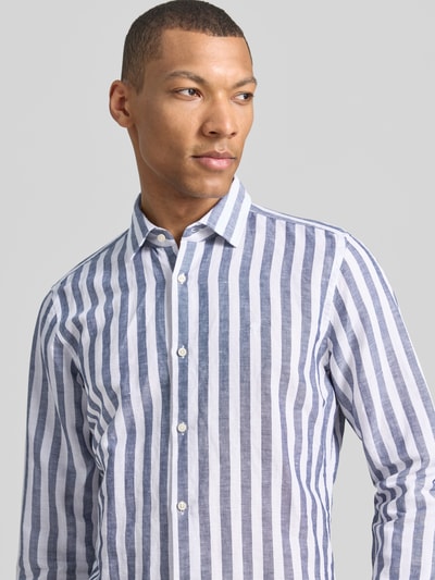 Männermodel trägt Slim Fit Business-Hemd mit Kentkragen Modell 'Pit' von JOOP! Collection, Leinen-Mix, Nahaufnahme Oberkörper