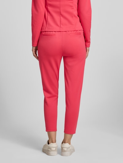 Frauenmodel trägt Sweatpants mit Tunnelzug Modell 'KATE' von ICHI in Pink, Material-Mix mit Viskose-Anteil, Regular-Fit, Ganzkörperansicht Rückansicht.