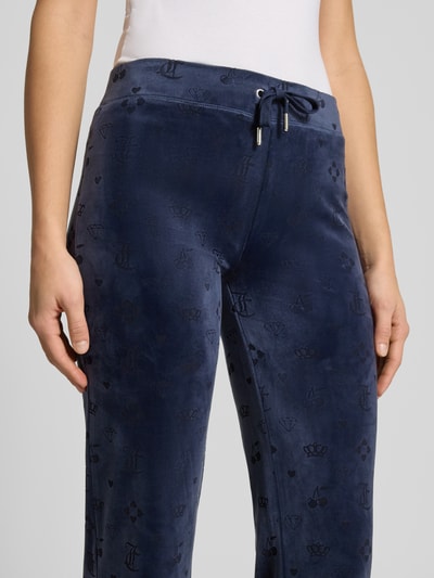 Frauenmodel trägt Low Rise Sweatpants mit elastischem Bund Modell 'LISA' von Juicy Couture aus Material-Mix mit Stretch-Anteil, Nahaufnahme Oberkörper.