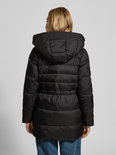 Kobiece model prezentuje czarny Daunenmantel mit Kapuze od Lauren Ralph Lauren, taliowany krój, kaptur, widok całej sylwetki z tyłu.
