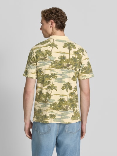 Männermodel trägt Regular Fit Poloshirt mit floralem Allover-Print Modell 'Hawaii' von JACK & JONES Premium in Reine Baumwolle, Ganzkörperansicht Rückansicht.