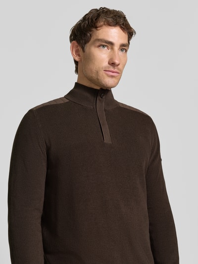 Männermodel trägt gebreide pullover met schipperskraag, gevoerde schouders van bugatti, puur katoen, recht model, ribboorden, nahaufnahme bovenlichaam.