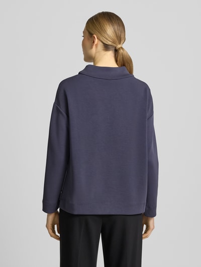Frauenmodel trägt Loose Fit Sweatshirt aus Modal-Mix von s.Oliver BLACK LABEL, Optik: Unifarben, Farbton Dunkelblau, Langarm, Material glatte Textur, Rumpfabschluss leicht abgerundet, Ganzkörperansicht Rückansicht.