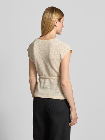 Modelka nosi Relaxed Fit Strick-Shirt aus Baumwoll-Mix von s.Oliver RED LABEL w kolorze jasnokremowym, imitacja dzianiny, tylny widok całej sylwetki.