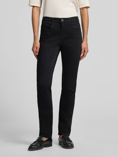 Frauenmodel trägt Bootcut Jeans mit Label-Patch Modell 'MARY' von Brax in Schwarz, 5-Pocket-Design, Baumwollmix, Ganzkörperansicht von vorne.