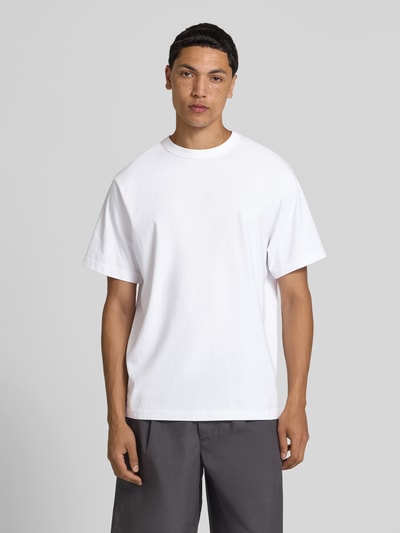 Männermodel trägt Relaxed Fit T-Shirt mit Logo-Print von ANNARR aus Reine Baumwolle, weiß, Rundhalsausschnitt, Kurzärmelig, Ganzkörperansicht von vorne. Rückenlänge bei Größe M: 72 cm.