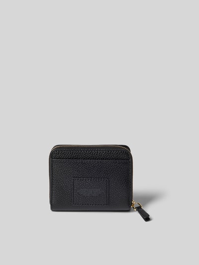 Produktfoto, Portemonnaie aus echtem Rindsleder von Marc Jacobs in Schwarz mit Hauptfach, Reißverschluss, Logo-Detail, Steckfächern, Druckknopfverschluss, feine genarbte Textur und goldfarbenen Akzenten vor hellem Hintergrund.