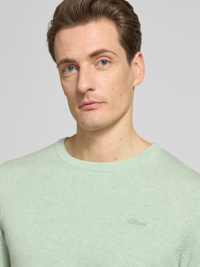 Męski model nosi Regular Fit Pullover aus reiner Baumwolle od s.Oliver RED LABEL, jasnozielony, gładki, dzianina, dekolt okrągły, długi rękaw, naszycie label, krój regular fit, przód, zbliżenie na górną część ciała.
