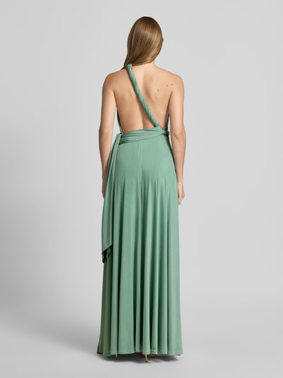 Frauenmodel trägt Maxikleid mit tiefem V-Ausschnitt von Rose Avenue, Taillierter Schnitt, Taillenband, Rückseite gekreuzte Träger, Rückenlänge bei Größe S: 135 cm, fließender Stoff in Mintgrün, Ganzkörperansicht Rückansicht.