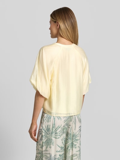 Frauenmodel trägt Loose Fit Blusenshirt aus Lyocell-Mix von s.Oliver BLACK LABEL, Optik: Unifarben, Puffärmel, Rückenansicht, Ganzkörperansicht Rückansicht.