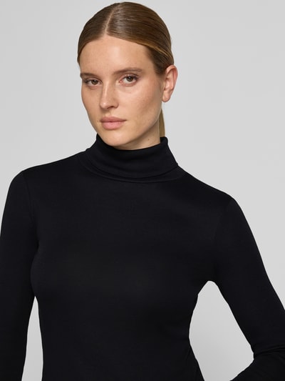 Frauenmodel trägt Regular Fit Langarmshirt aus reiner Baumwolle von s.Oliver RED LABEL in Schwarz, Nahaufnahme Oberkörper. Damen Langarmshirt von s.Oliver RED LABEL