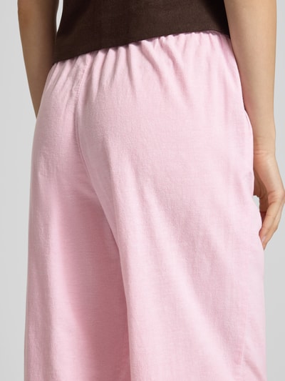 Frauenmodel trägt Wide-Leg-Pants mit elastischem Bund Modell 'ELLA' von JJXX, Leinen-Baumwoll-Mix, Loose-Fit, Nahaufnahme Rückansicht.