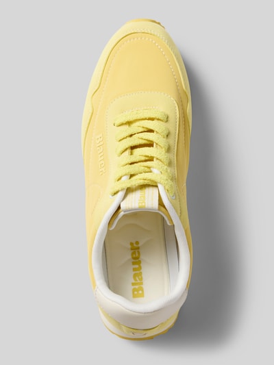 Productfoto, Sneaker met logo-detail model 'Swink' van Blauer USA in geel, afgeronde pasvorm, vetersluiting, profielzool, context: dames sneaker, logodetail, afgeronde pasvorm, model 'Swink', vetersluiting, profielzool, hakhoogte maat 40: 2 cm, schachthoogte maat 40: 8 cm, schachtbreedte maat 40: 9 cm