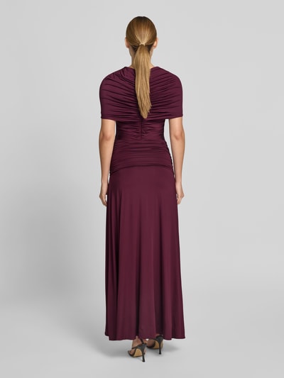 Frauenmodel trägt Abendkleid aus Viskose-Mix mit Raffungen von Self-Portrait, bordeaux, tailliert, kurzärmelig, Rückansicht, Ganzkörperansicht Rückansicht