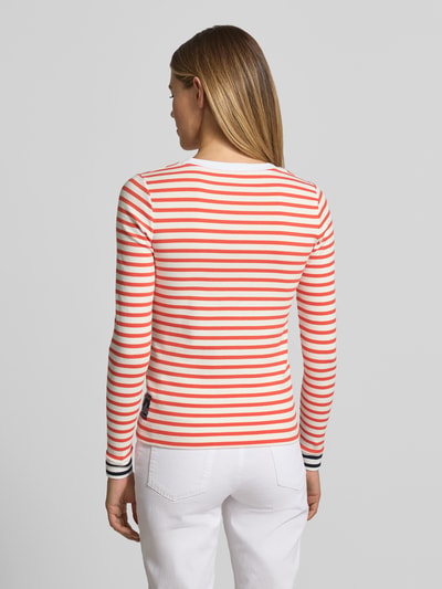 Frauenmodel trägt Longsleeve mit Rundhalsausschnitt und Reißverschluss von Marc Cain im Baumwoll-Elasthan-Mix, rot-weiß gestreift, Regular Fit, Rückansicht Ganzkörperansicht.