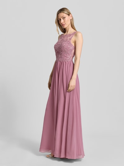 Frauenmodel trägt Maxikleid mit Perlen und tiefem Rückenausschnitt von Laona in Rosa, A-Linie, Rundhalsausschnitt, Ganzkörperansicht von vorne, Rückenausschnitt und Rückenreißverschluss, Rückenlänge bei Größe 36: 120 cm, Brustweite: 38 cm.